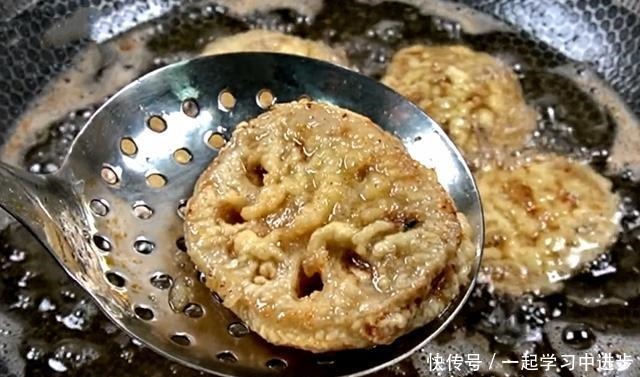 年夜饭少不了藕合,简单一炸,金黄又酥脆,比炸鱼还受欢迎