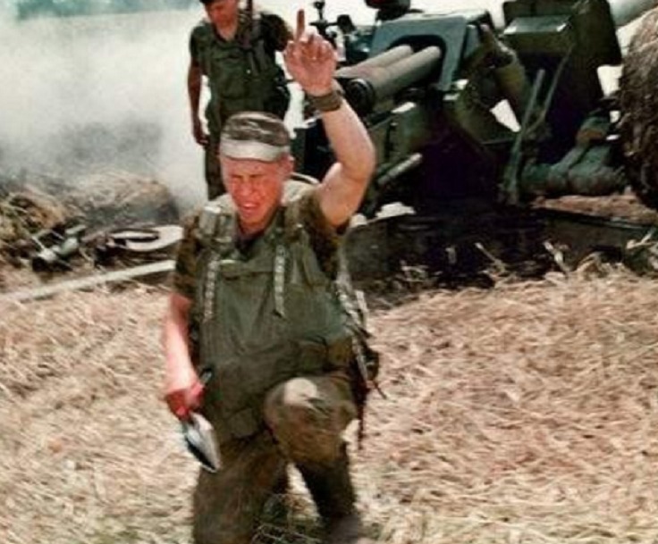 战争|那位被俄罗斯士兵救下的中国记者,答应照顾其妻儿,士兵死后如今怎样了?