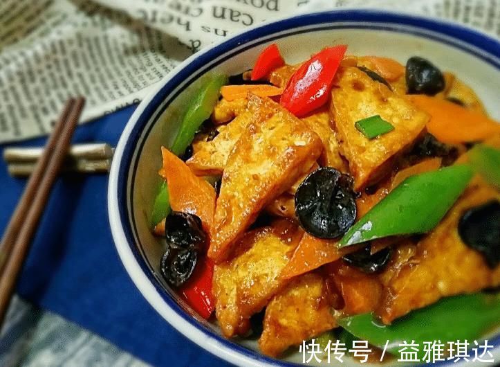 煎豆腐时，直接下锅煎就错了！学会3技巧，不粘锅不掉皮，也不碎