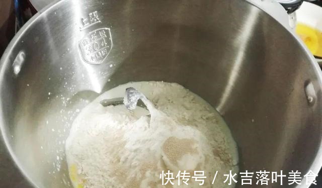 自己在家做面包，加核桃、腰果、芝麻、葡萄干、大枣等，营养十足！