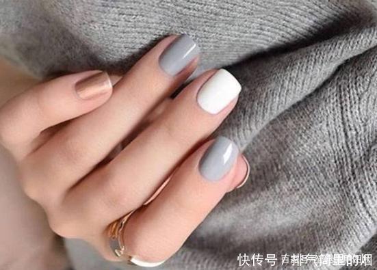 高级感十足的烟灰色和奶灰色美甲图片,时尚显白,拒绝平庸