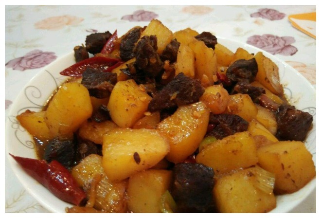 做牛肉有技巧,切肉时用对方法,牛肉不老不硬,口感比豆腐好