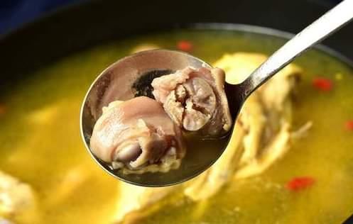 炖鸡汤时，直接炖还是先焯水？都不对，多做一步，鸡肉嫩鸡汤鲜