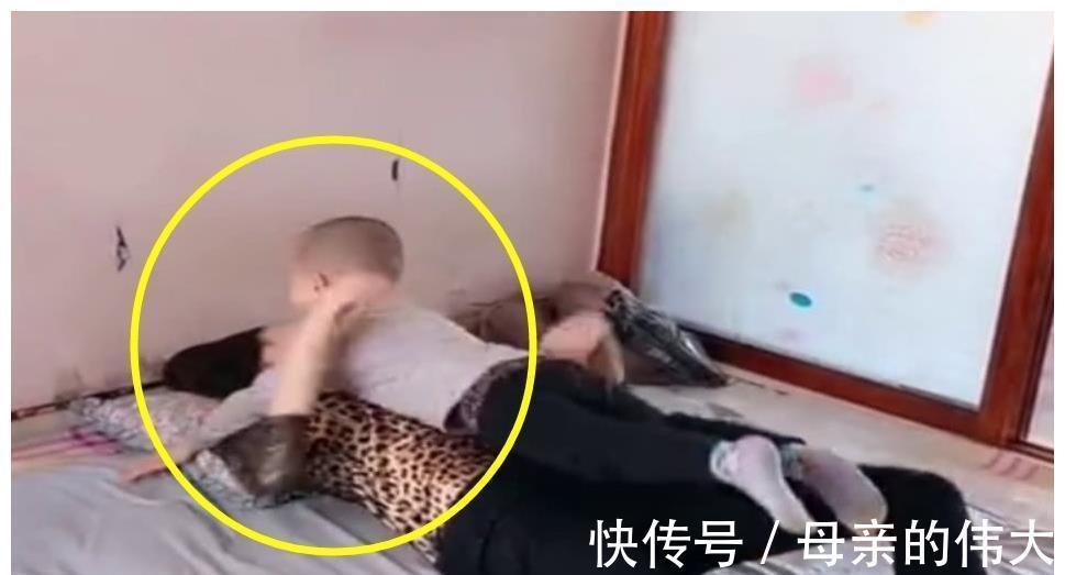 面包|妈妈正睡午觉,熊孩子却来掀被子,接下来的一幕妈妈都快哭了