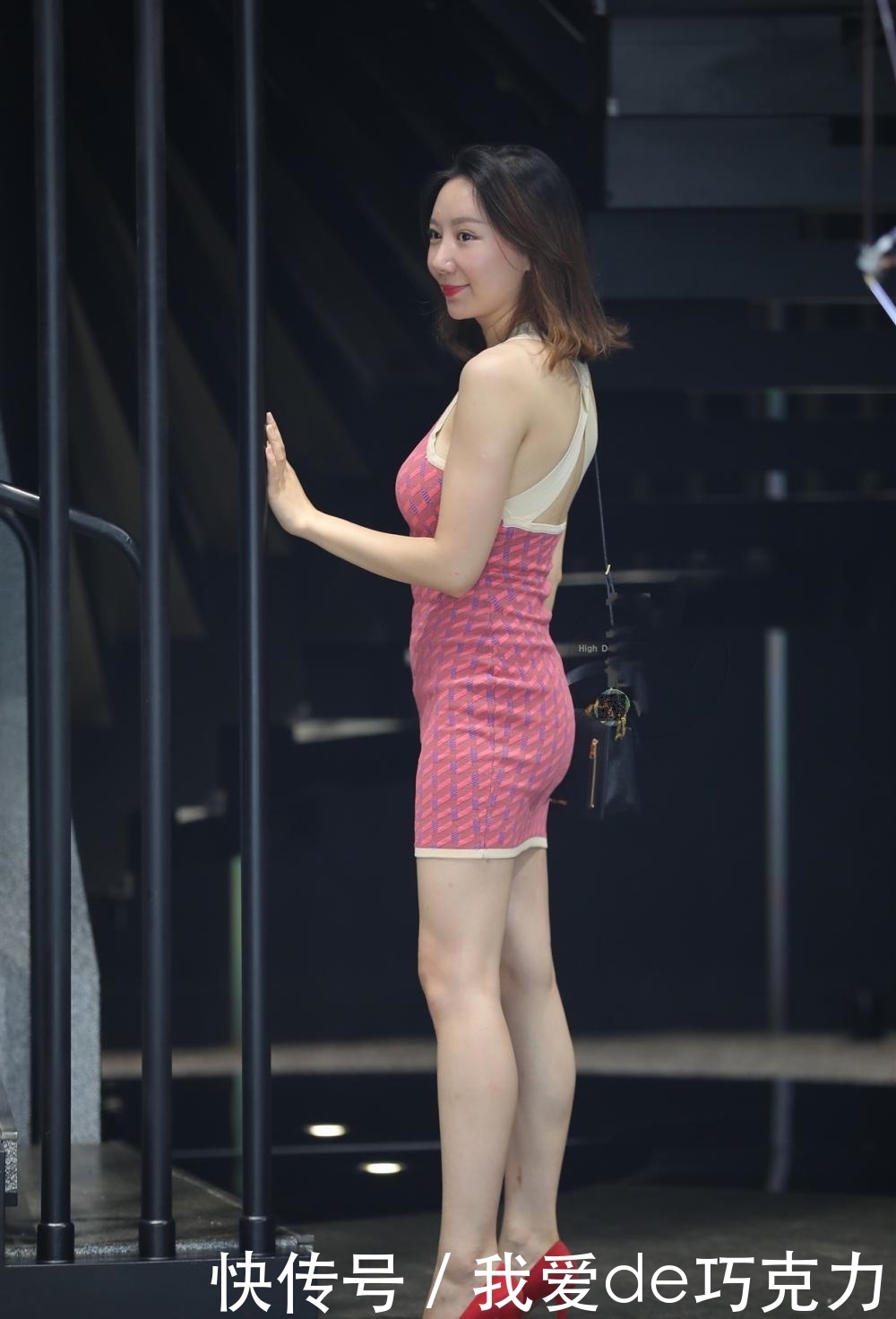 围裙|街拍:美女女士的紧身连衣裙,太像围裙了