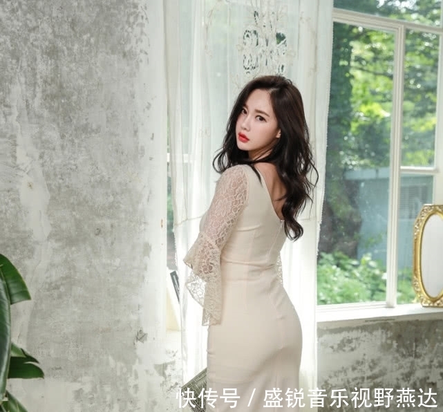 潮流 一条开叉连衣裙和高跟鞋的搭配,就能让你变得和模特一样时尚