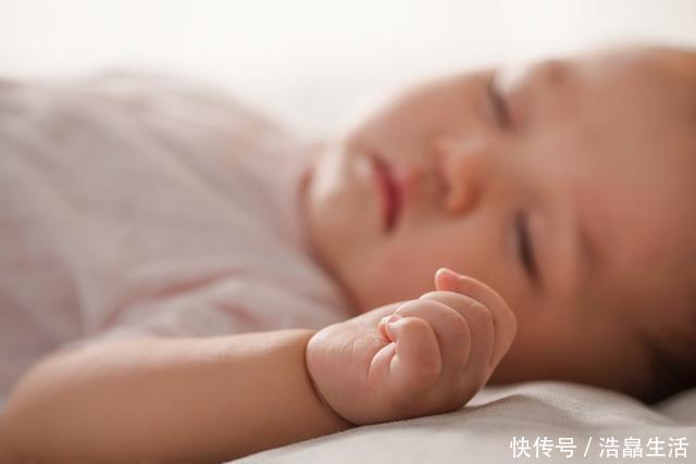 家长|宝宝出现3个先兆,是在练习自主入睡,家长不要去打扰