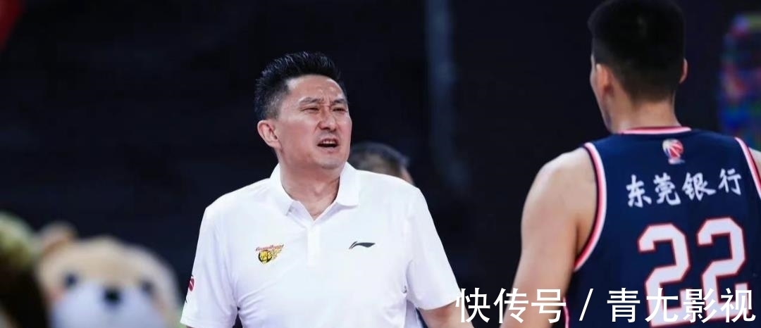 广东|广东惨败!曾繁日犯规险酿冲突,孙铭徽暴怒起身,争冠需靠赵睿?