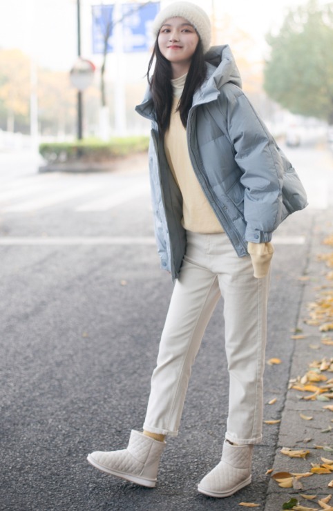 利落|羽绒服别光买黑白灰,今年流行这件“婴儿蓝”,显白还很减龄!