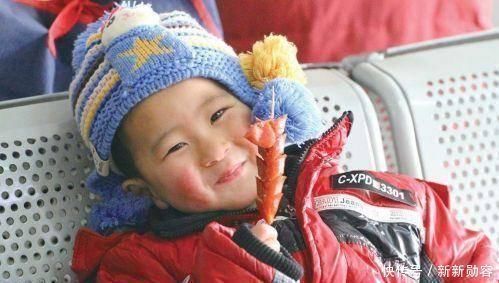 危害|这4种零食,家长尽量少买,对孩子危害大,特别像第2种