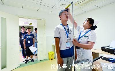 生长激素|男孩多少岁才停止长高?把握好最后一个冲刺期,或许能蹿到一米八