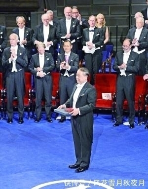 徐老$莫言游母校,90岁恩师送首打油诗,他当场回诗一首,水平高下立判