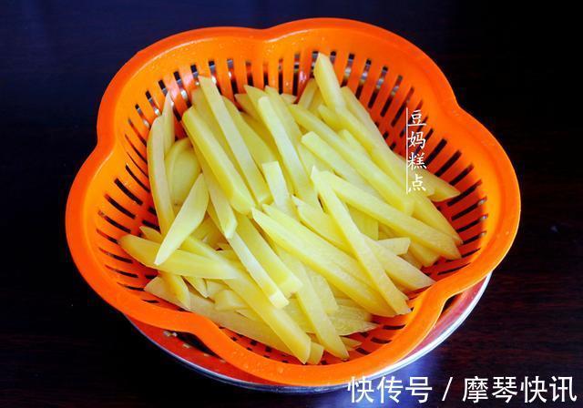 教你自制正宗炸薯条,4块钱做2大盘,酥脆香软,口感不输肯德基