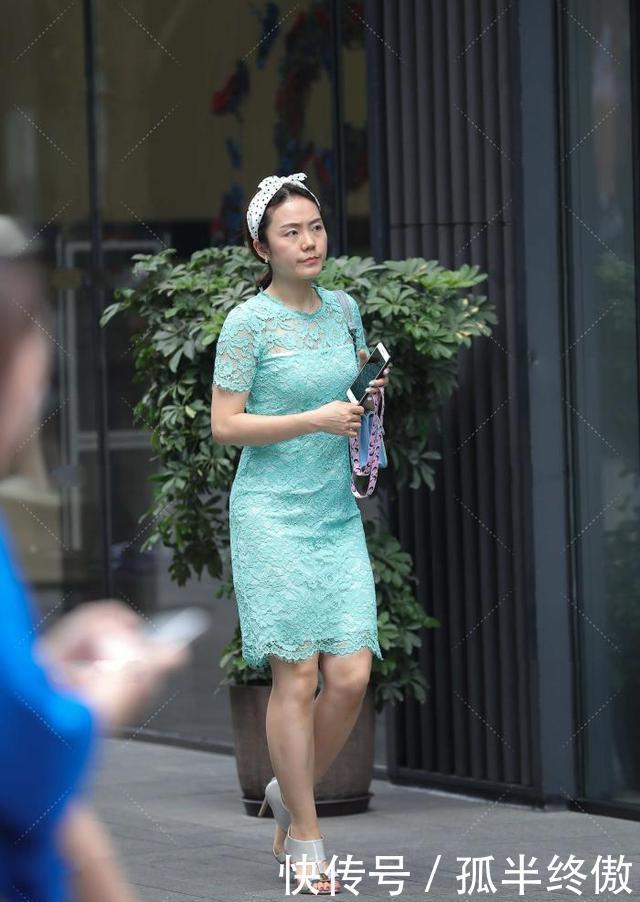 薄荷绿连衣裙,宛如湖畔中的小荷,靓丽动人