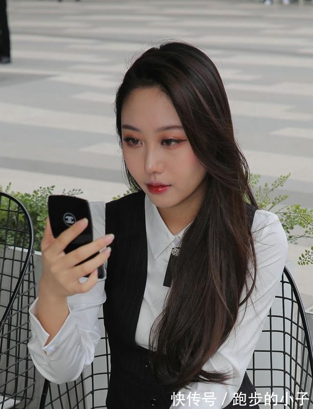 搭配 职业装的搭配绝对是最吸引人的,特别的显气质,时尚且漂亮!