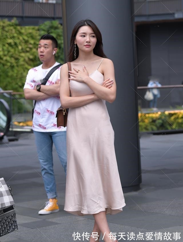 丝质面料 丝质长裙搭配性感高跟鞋,精致美艳,端庄大气!