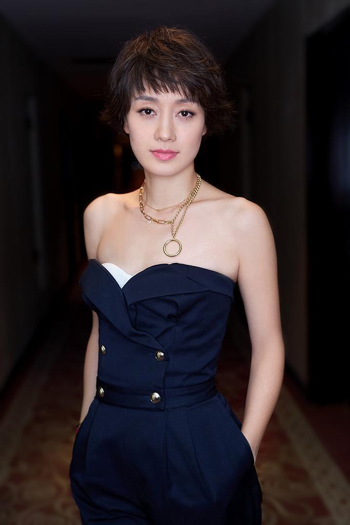 马伊琍|没想到啊!马伊琍才是“妈妈圈”最时髦,穿抹胸连体裤,清爽干练