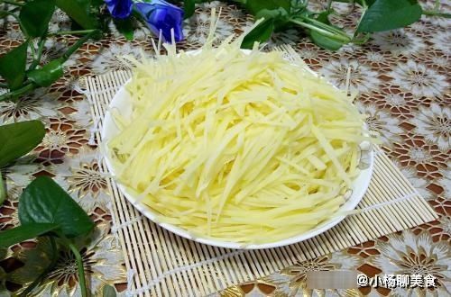 好吃|炒土豆丝时，醋应该先放还是后放？好多人做错，难怪你炒得不好吃