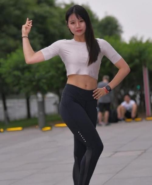 轻松|街拍小姐姐打底裤搭配白色短衫,轻松秀出自己的好身姿