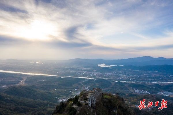 天高云阔，航拍武汉木兰山秋景