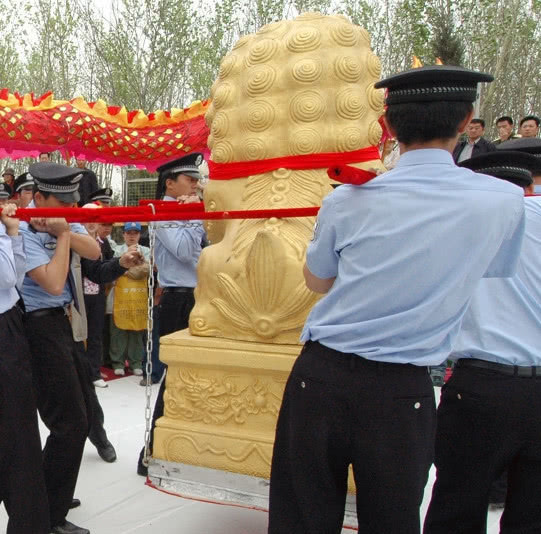 墨水&男子写巨型书法,百斤墨水一次挥霍完,一个印章还需要六人扛动