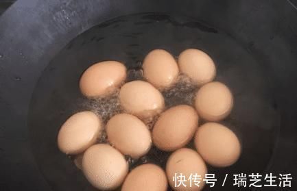 煮鸡蛋时，不要直接下锅煮！大厨教你一招，鸡蛋嫩滑特好剥壳