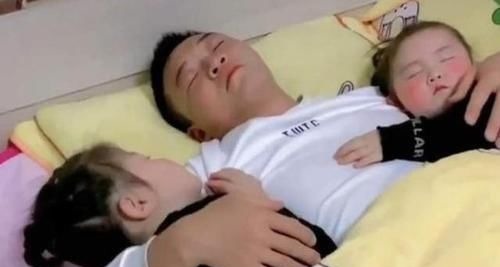 孩子|宝爸“左拥右抱”俩女儿睡午觉,镜头转到儿子后,宝妈立马急了