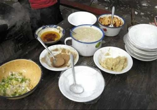  两张桌子一口锅，做出来的美食，让老板一天收入上万元！