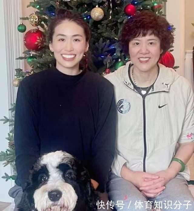 中国排协|越活越年轻!女排主帅郎平退休后颐养天年,时髦发型漂亮项链抢眼