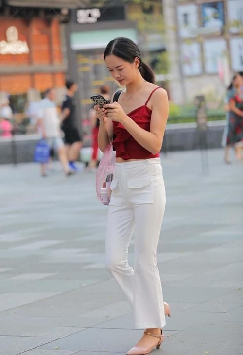 喇叭裤加短款背心,红与白的相撞,展现优雅高贵