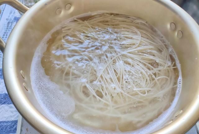 从头|适合冬季吃的面条,有肉有菜还有蛋,一碗下肚从头暖到脚,真舒服