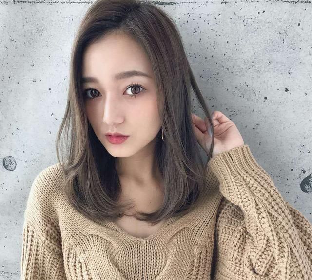 什么发型减龄又时尚?试试这三种柔卷发,简单随意又显皮肤白