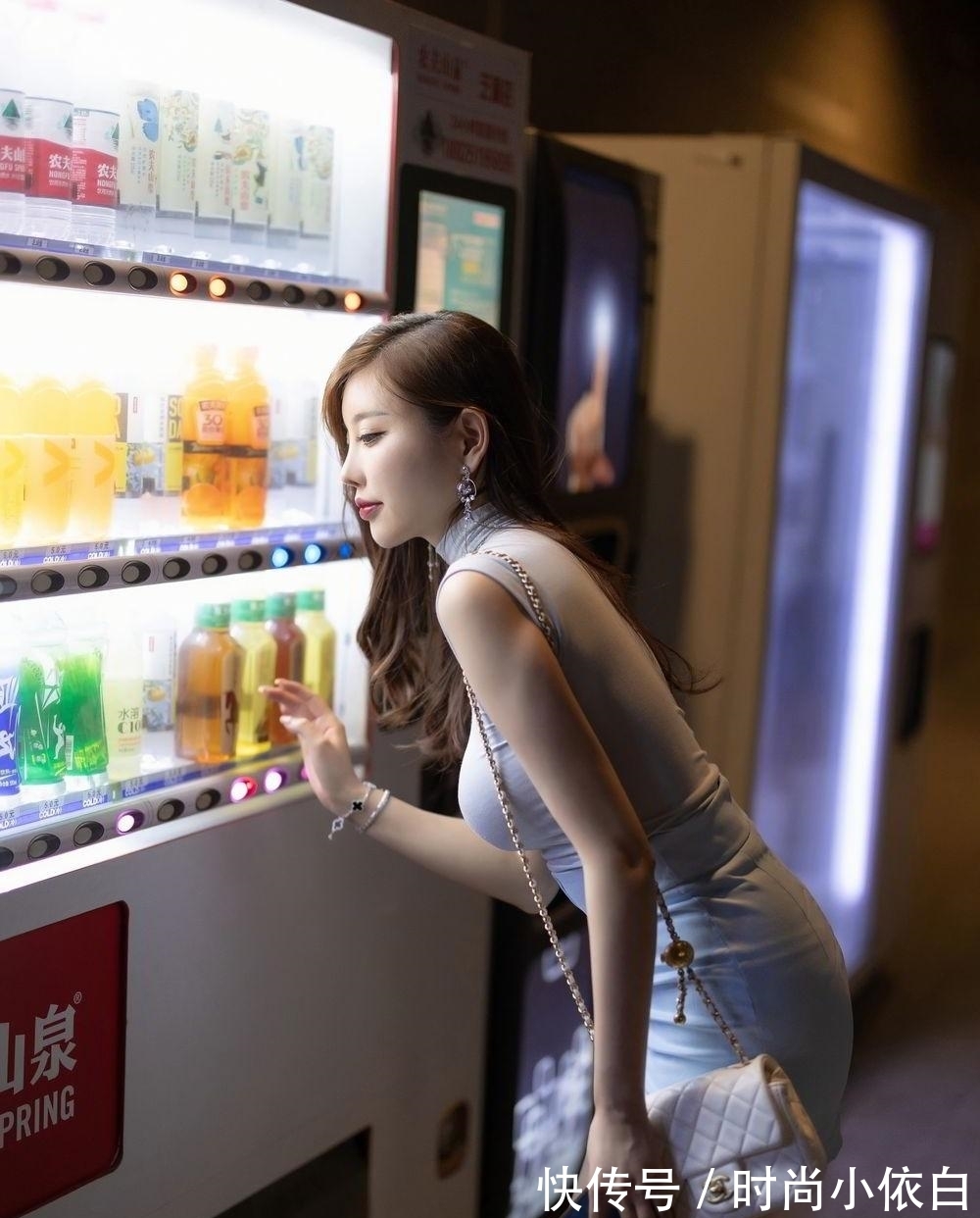 女生 优雅的女生就要从头美到脚,普通的上衣搭配也能穿出精致的优雅范