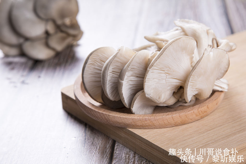 买平菇时，挑大的还是小的老菜农教您一招，别再买错了