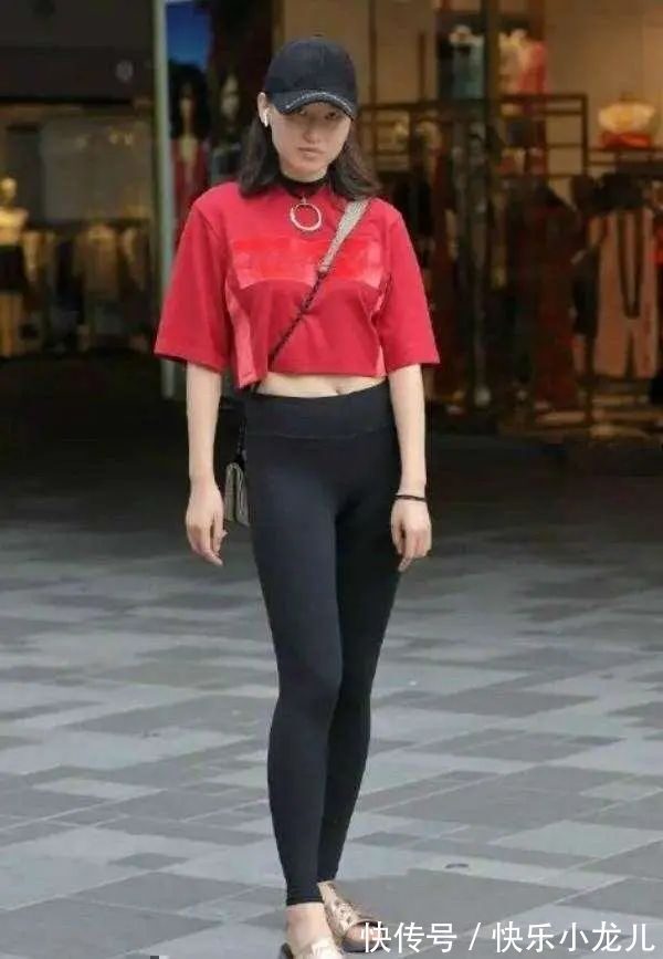 裹脚布 灰色性感上衣搭配灰色经典短裤，想要穿好，首先就要选对颜色