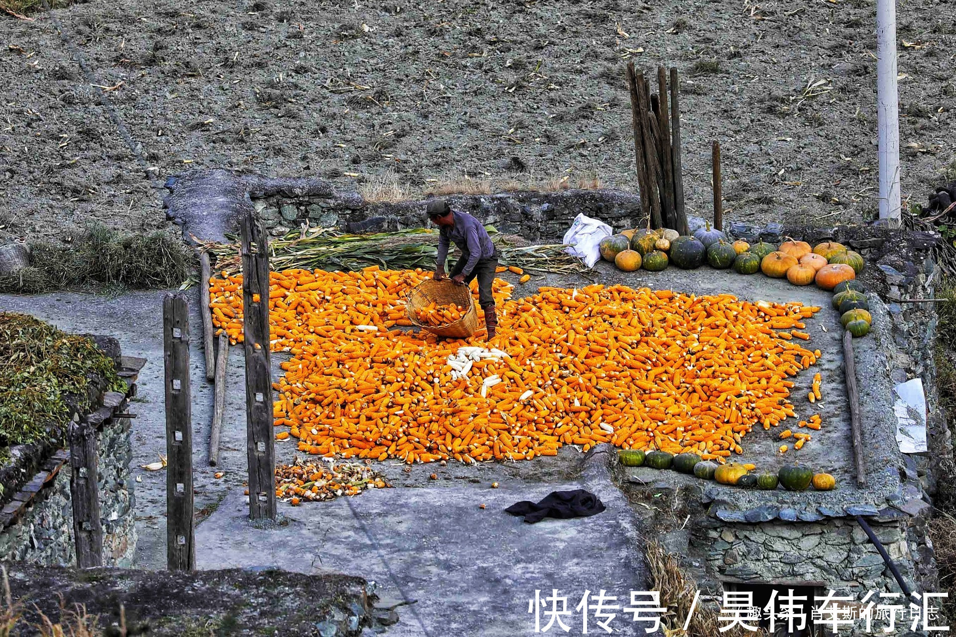 俄亚大村|四川建在悬崖巨石上的村庄，全村屋顶连一起，远看如蜂巢世界罕见