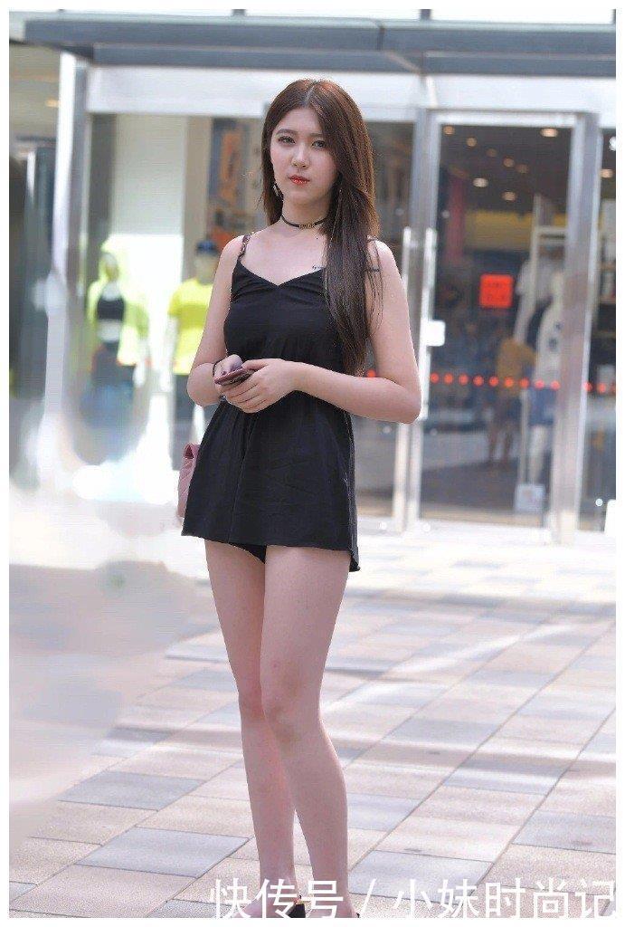 姐姐|街拍:简约的黑色小连体裤,配上一席柔顺的披肩秀发,微胖也能温柔可爱