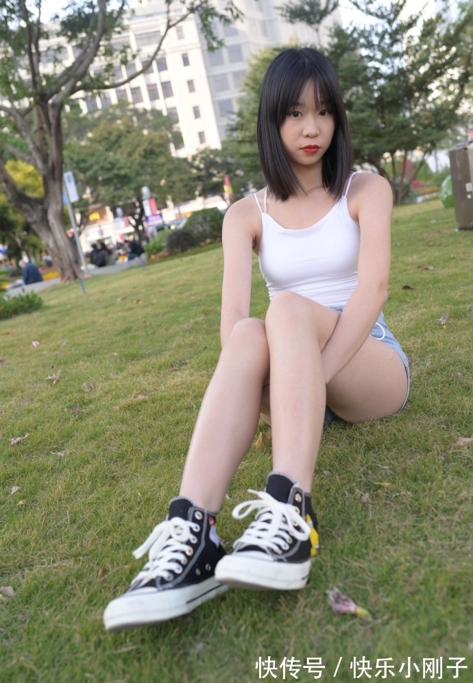 小姐姐|身材好的女生穿衣就是任性，短裤也能这么好看，尽显时尚魅力！