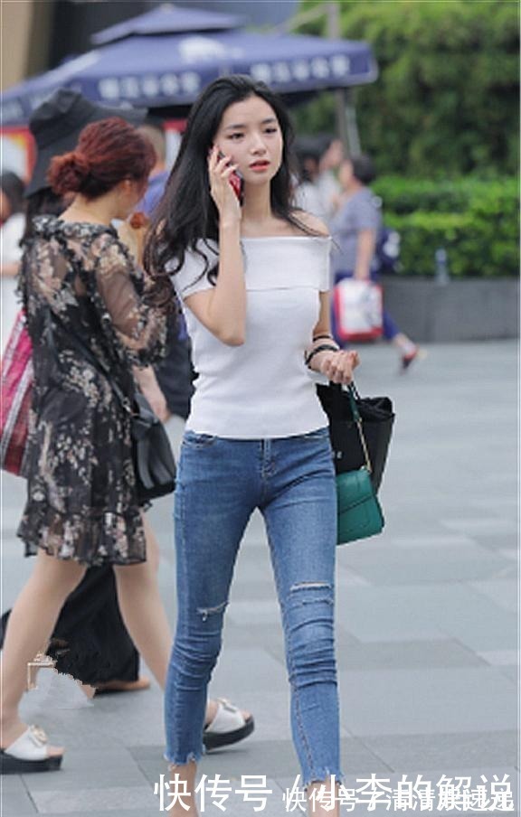 年轻 白色T字肩配牛仔裤,如此穿着,年轻少女魅力无限