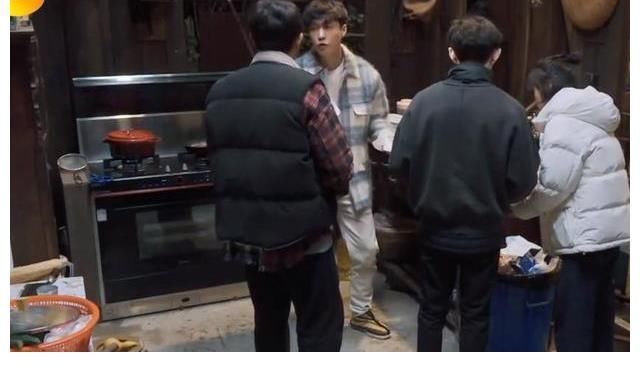 《向往的生活》:張藝興兩幅面孔?對黃磊貼心,對何炅卻情商下線2