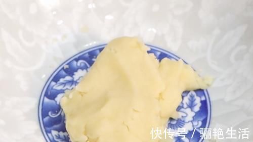 面团|面粉不要蒸馒头了,加一把小葱进去,一次做18个,家人都爱吃