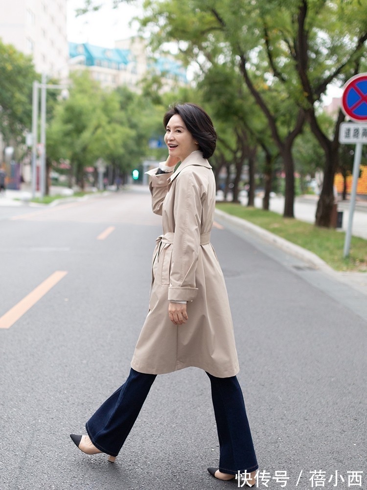 秋季|女人到了四五十岁,秋天穿外套选这6件超百搭,得体时髦又显气质