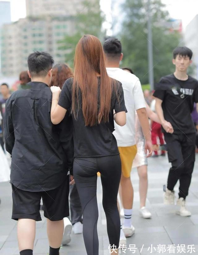 造型 穿修身打底裤的美女,造型简约休闲!