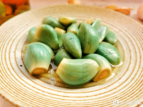 腌腊八蒜,别只知道放醋,牢记“3不要”,3天就变绿,香脆解腻