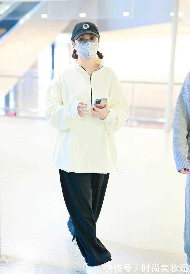 搭配 阿娇发福后真不顾形象,穿大码T恤配阔腿裤显胖显矮,目测有130斤