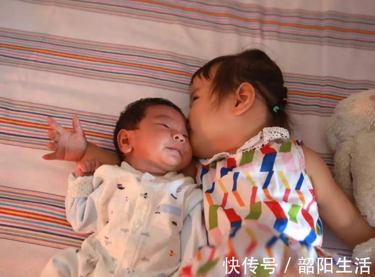 二胎家庭|二胎家庭大宝应该跟谁睡?有种选择伤害大,另一种却是最优安排