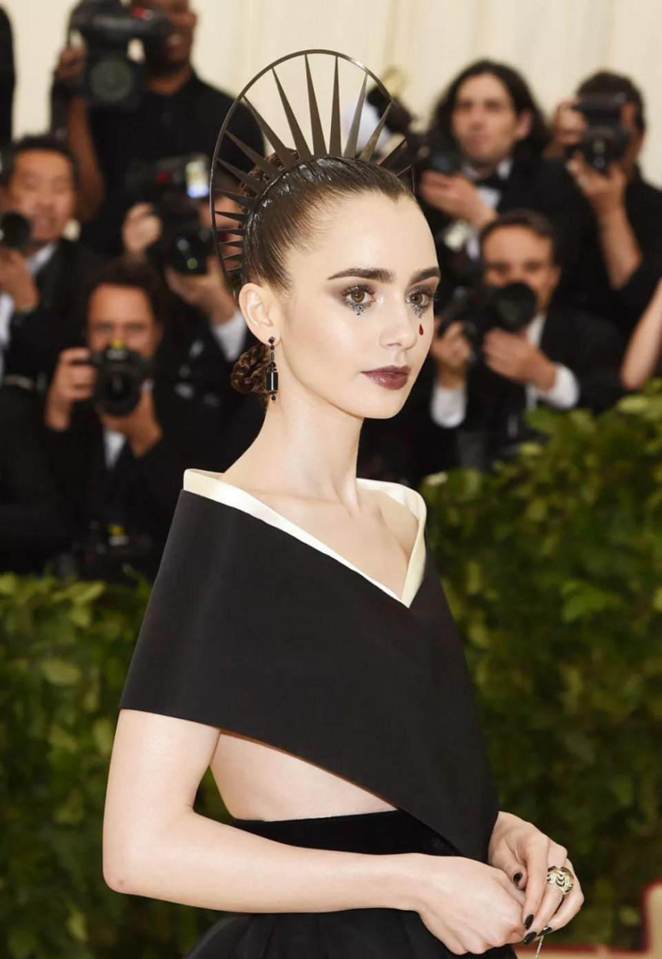 这就是传说中的时尚界春晚？明明更像“群魔乱舞”，太辣眼睛