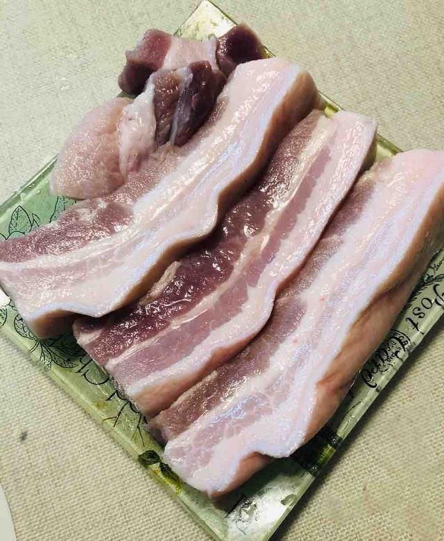 吃起来|从冰箱拿出的冻肉，千万别加水泡，教你一妙招，吃起来跟鲜肉一样