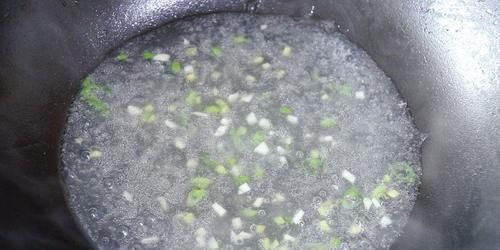 春天吃什么？教你一招，炒出来的猪肉嫩嫩滑滑，一点都不老