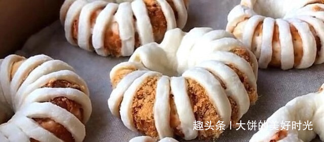 大饼|面粉加鸡蛋，不用烤箱，做孩子爱吃的小面包，喷香诱人，上桌吃光